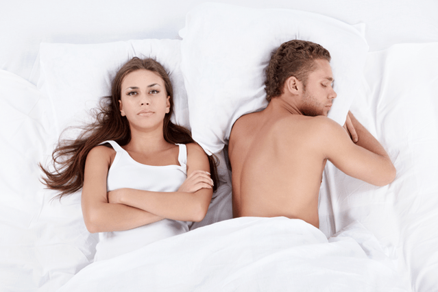 Muller na cama cun home con baixa potencia